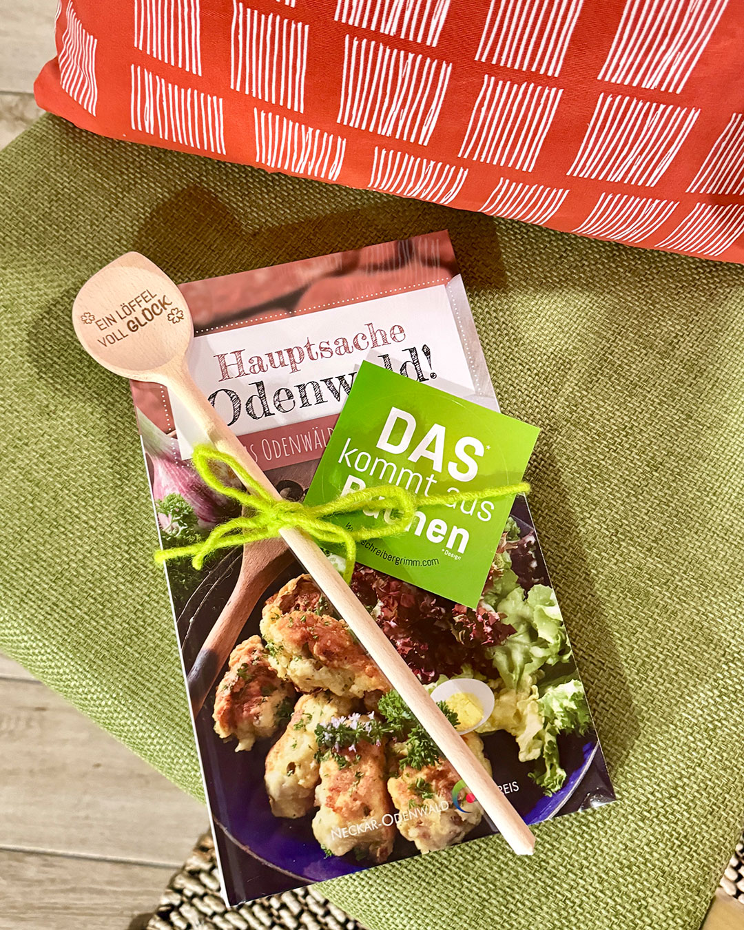 Holzkochlöffel und Kochbuch