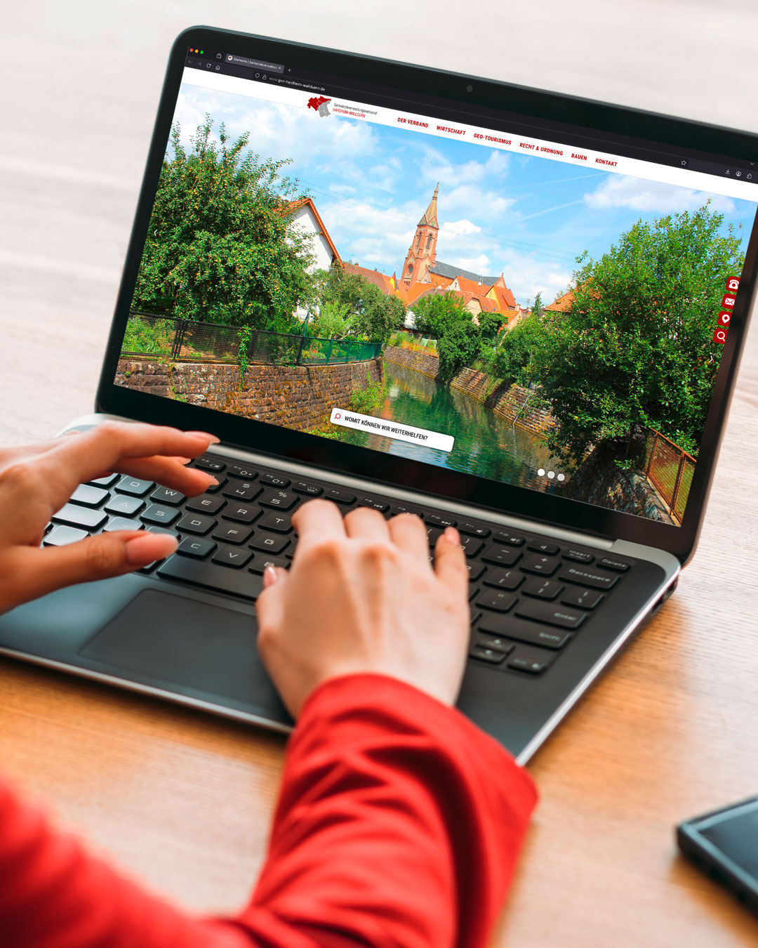 Person sieht sich Webseite am Laptop an