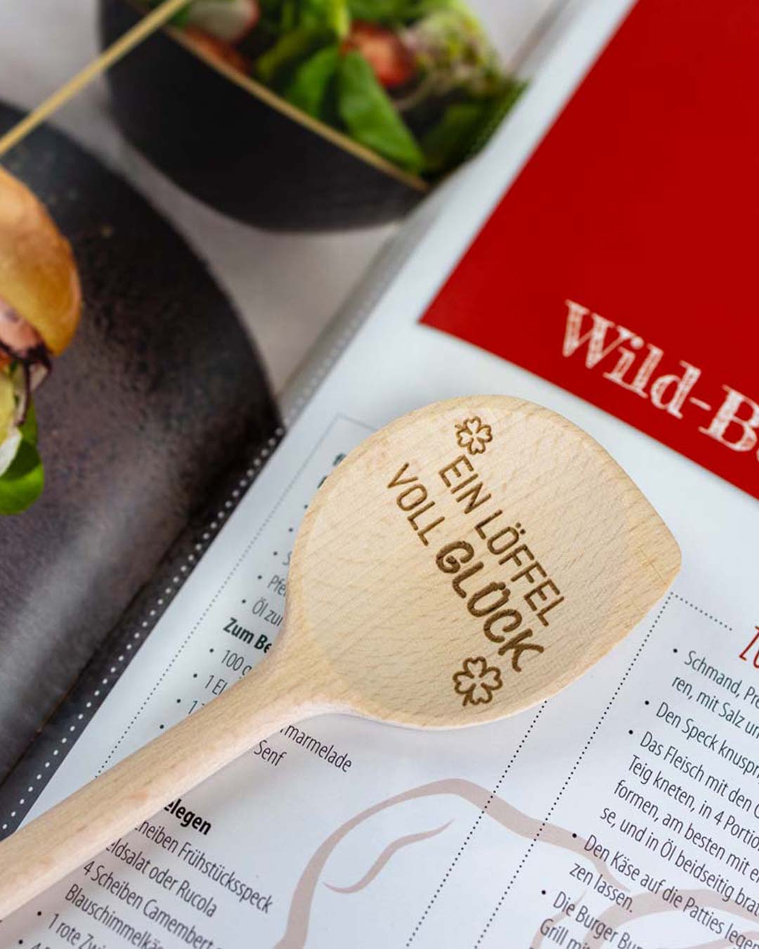 Holzkochlöffel und Kochbuch