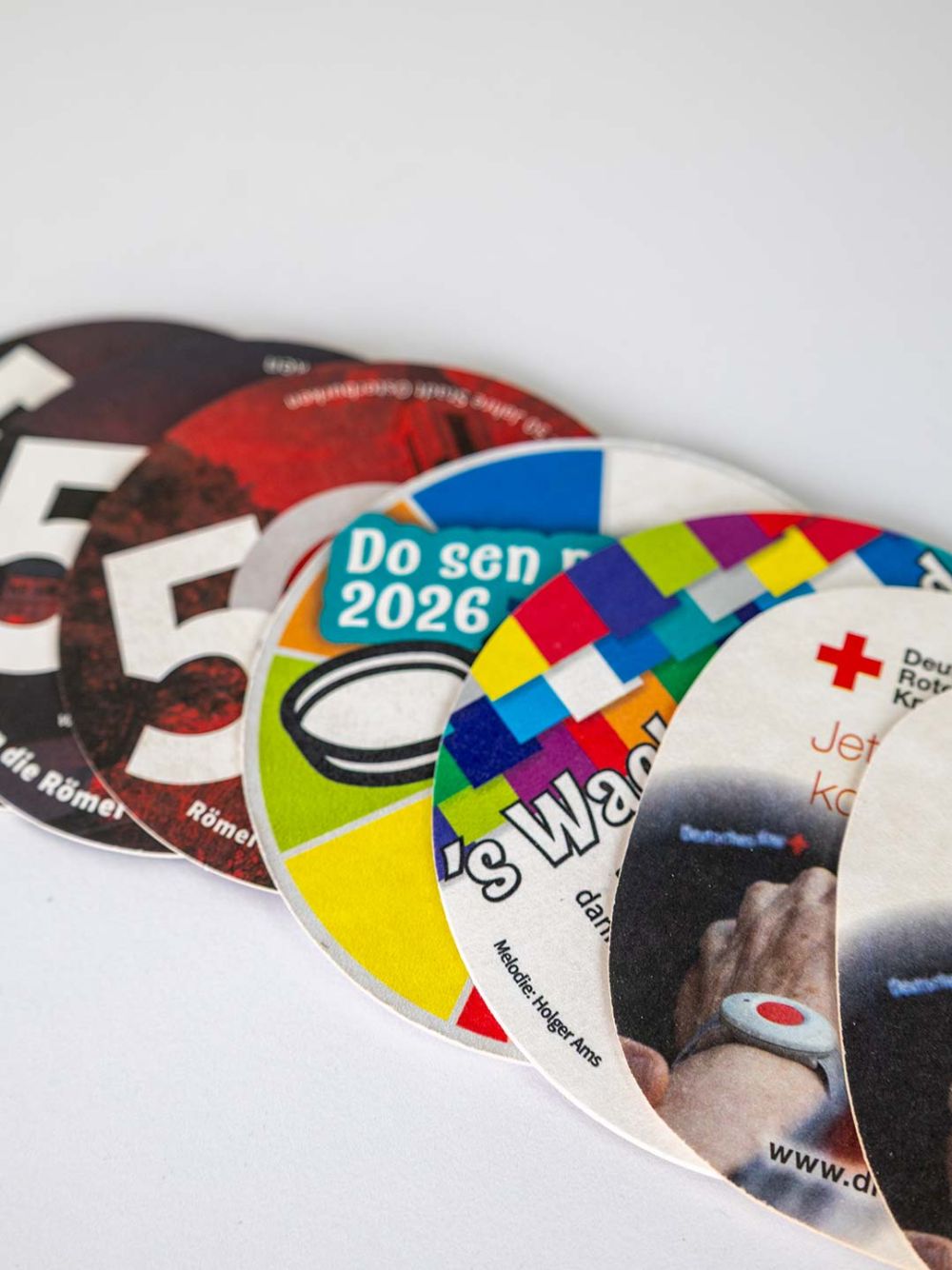 Verschiedene Bierdeckel und Untersetzer