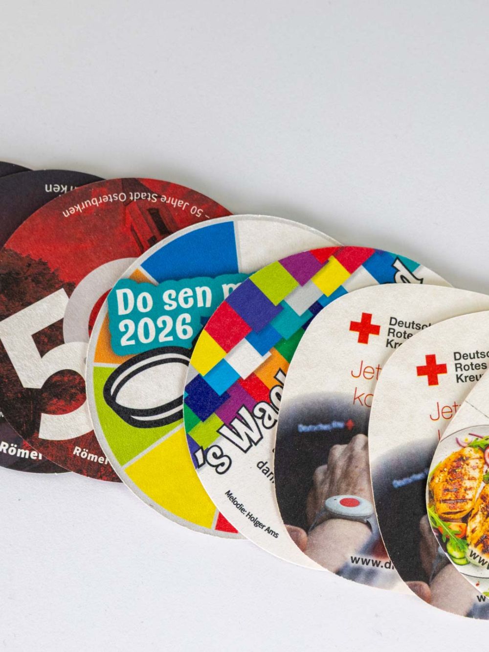 Bunte Bierdeckel und Untersetzer