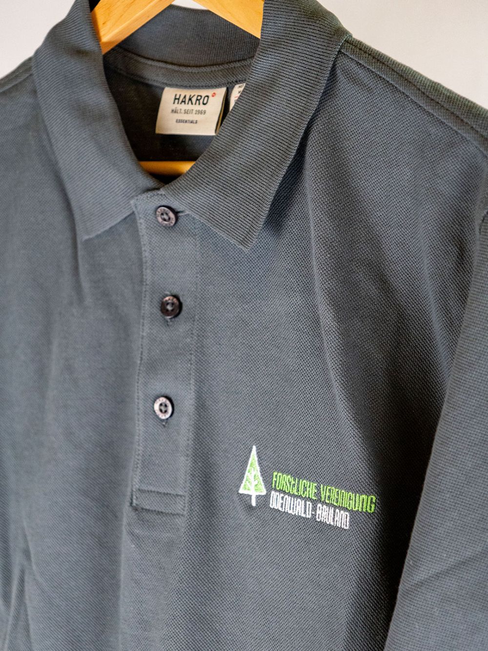 Graues Polo mit Stick