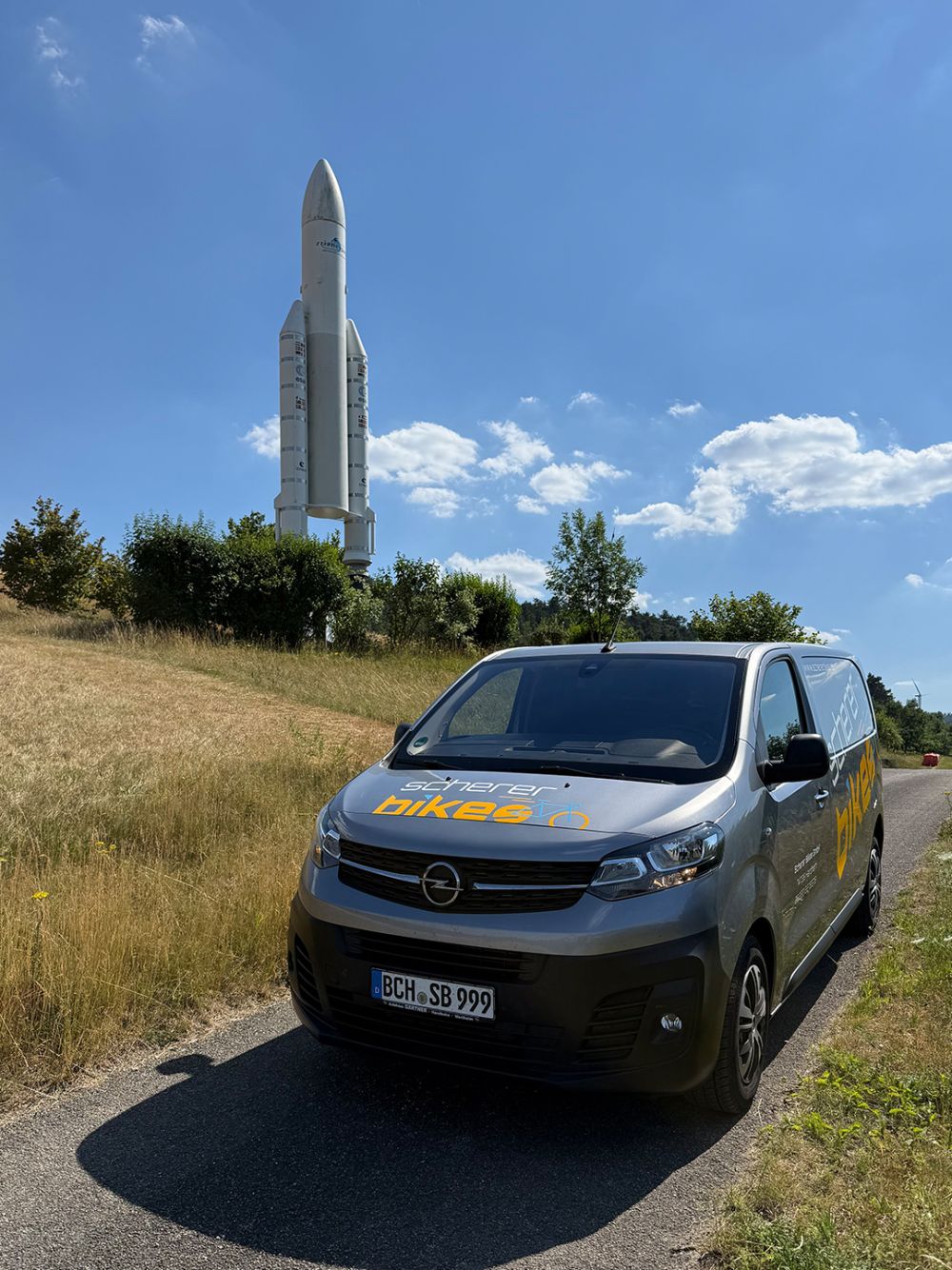 Scherer Bikes Bus vor der Rakete in Hardheim