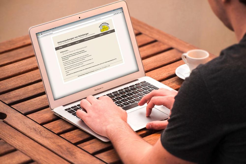 Webseite Holzverpackungen Heimberger auf eine Laptop