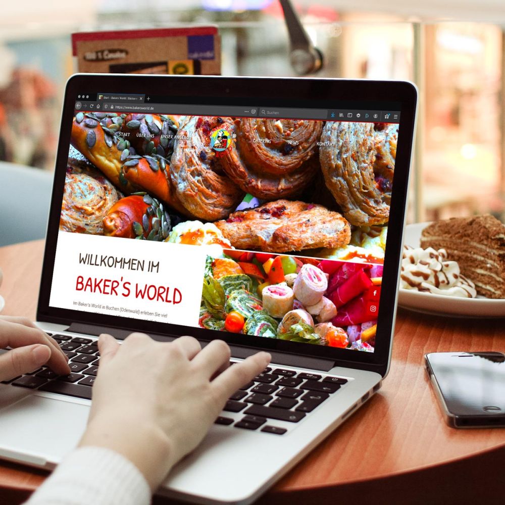 Webseite Bakers World auf einem Laptop in einem Cafe