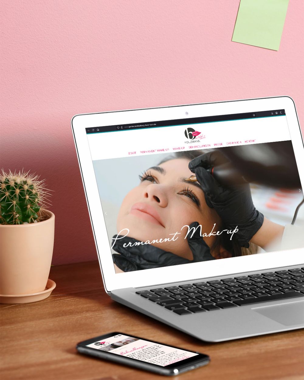Webseitenmockup mit rosa Hintergrund