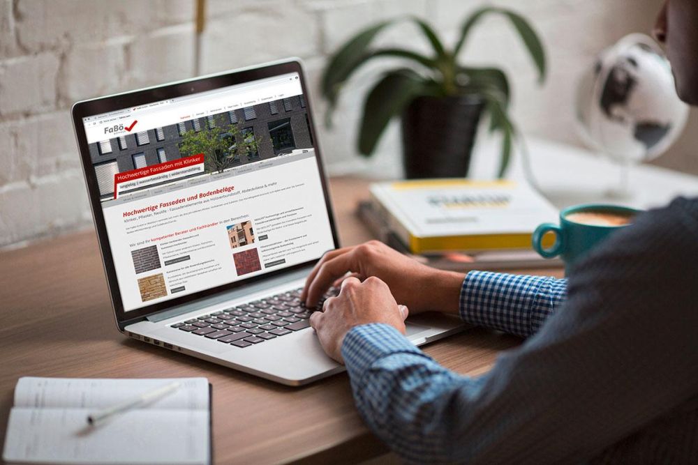 Fabö Webseite auf einem Laptop