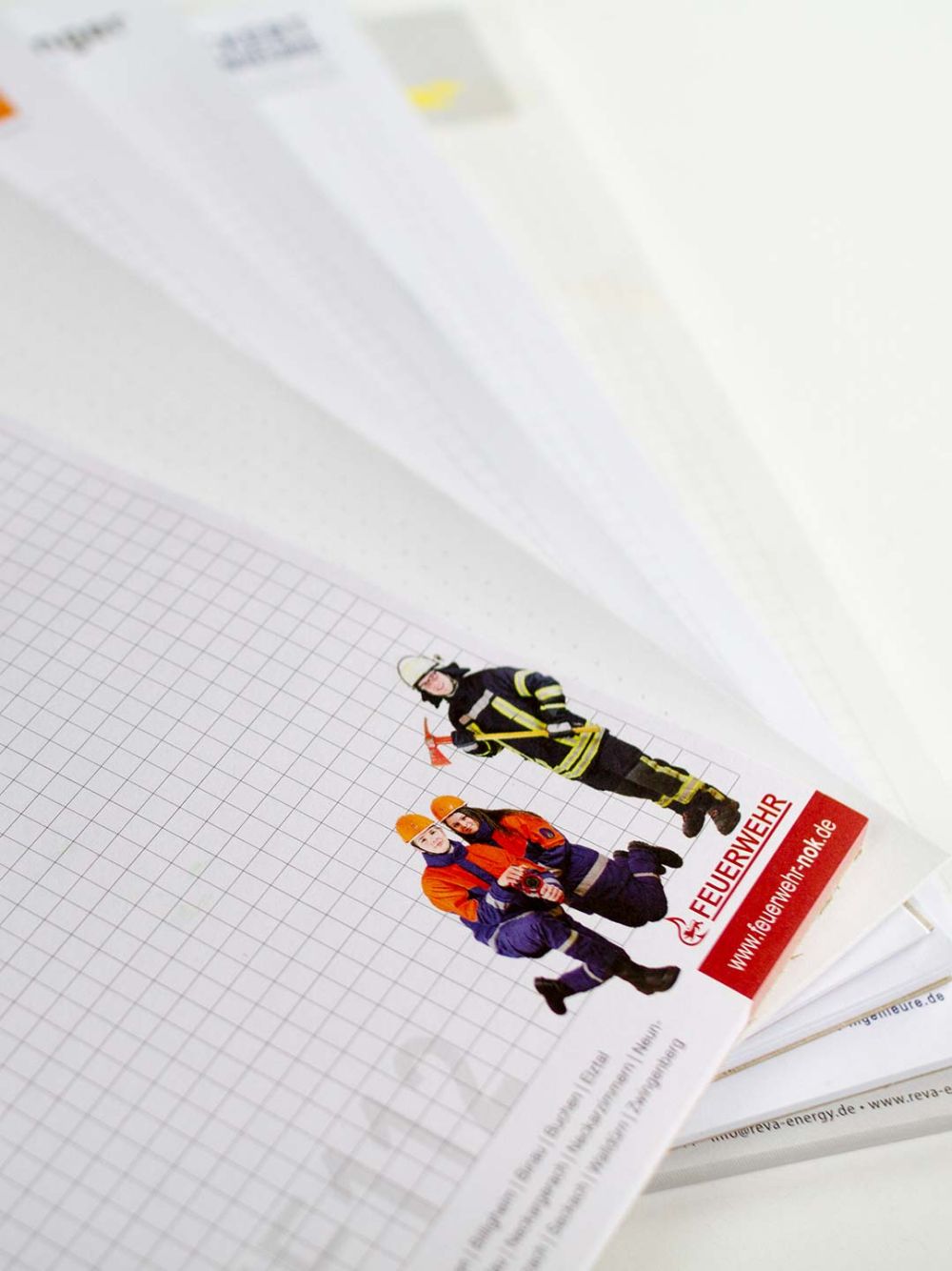 Schreibblöcke mit Logo und Highlights