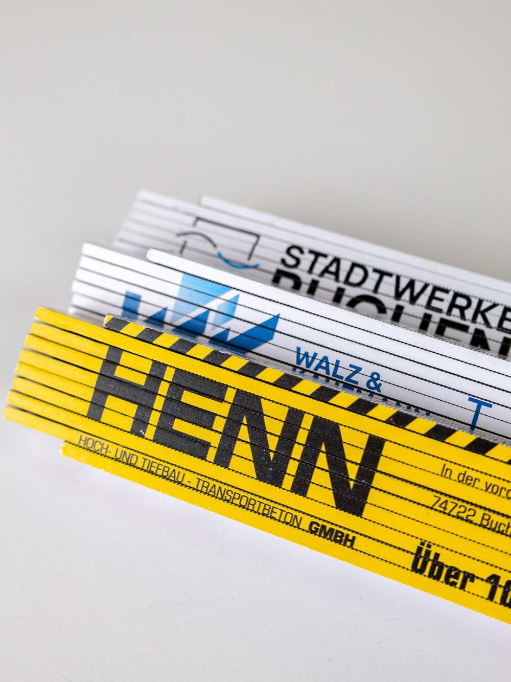 aneinander gelehnt