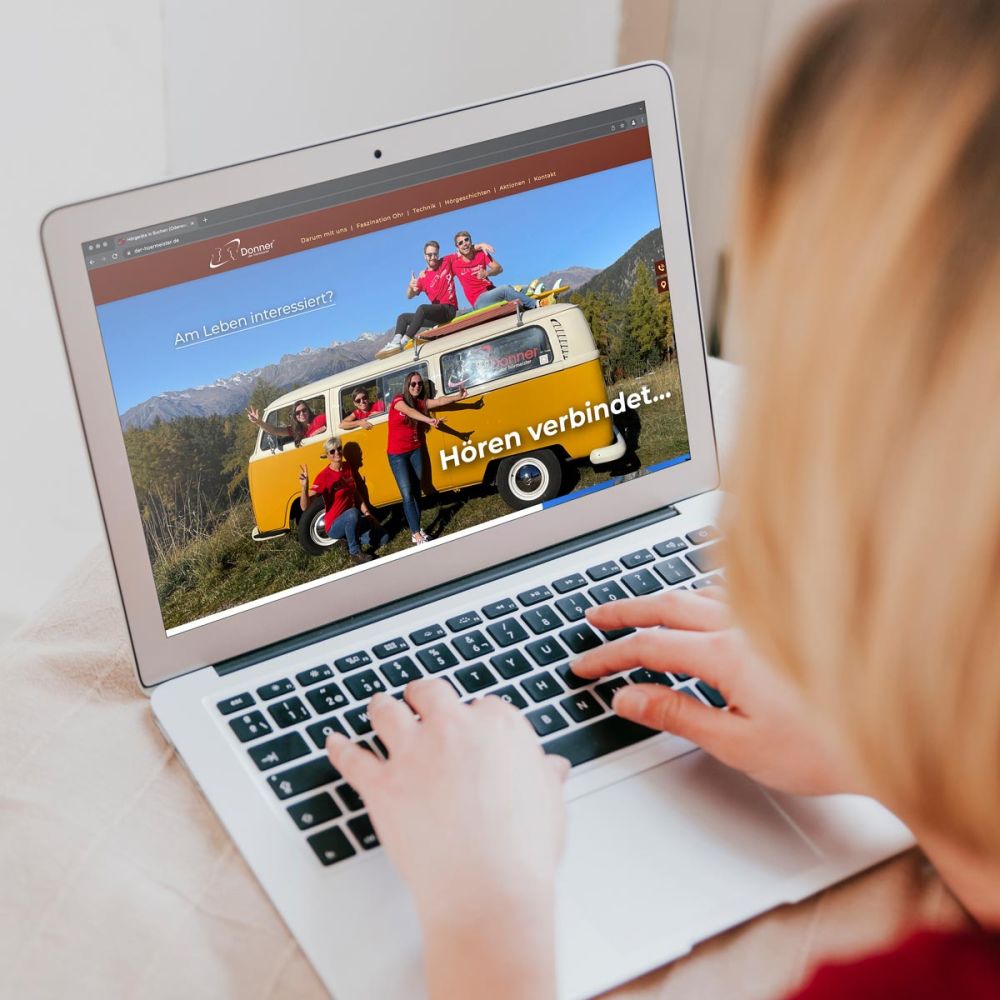 Neue Webseite von Donner auf Laptop geöffnet