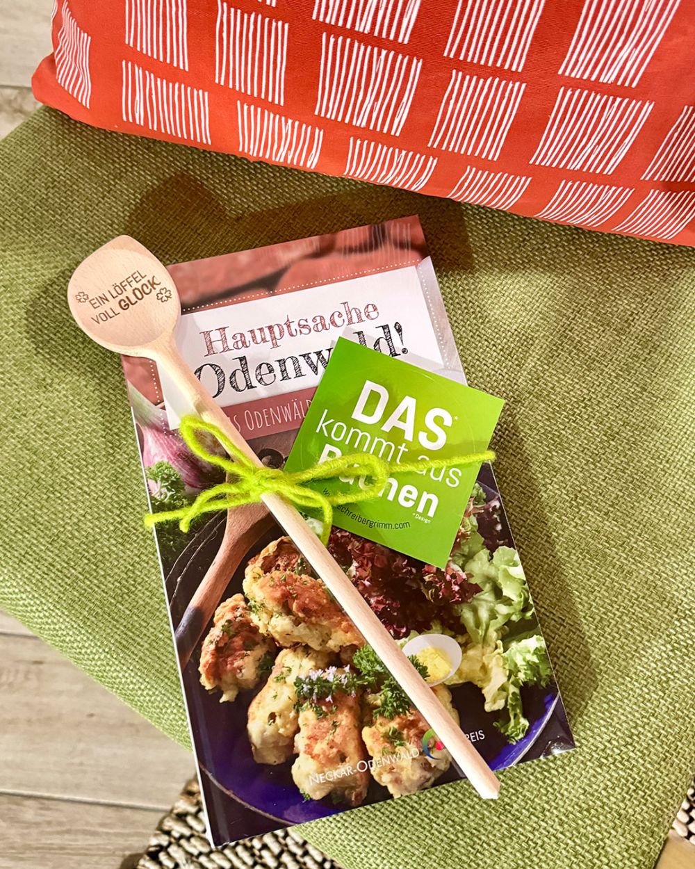 Geschenkset mit Holzkochlöffel und Kochbuch