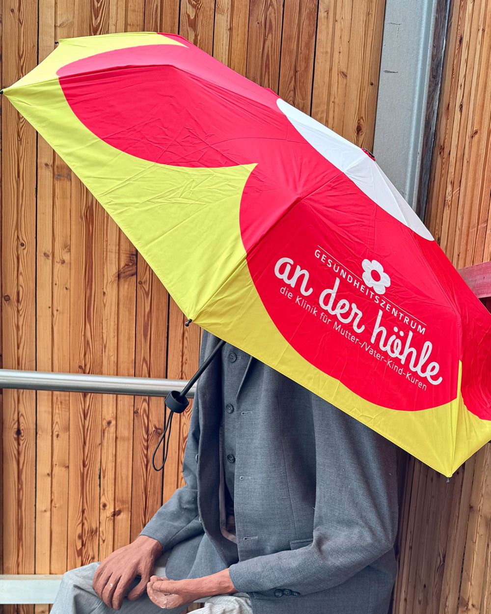 Tonfigur mit Regenschirm
