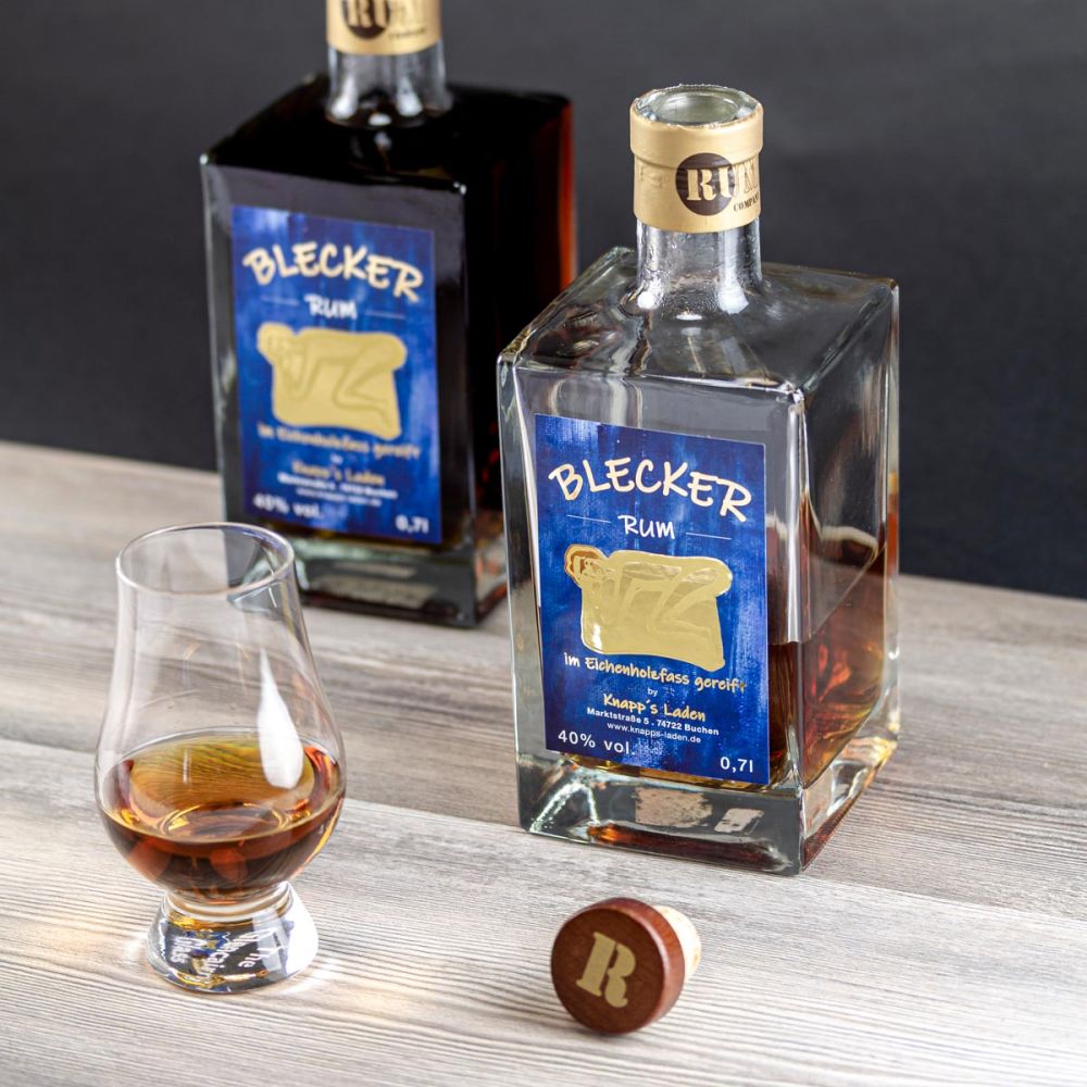 Zwei Flaschen Blecker Rum und ein kleines Glas