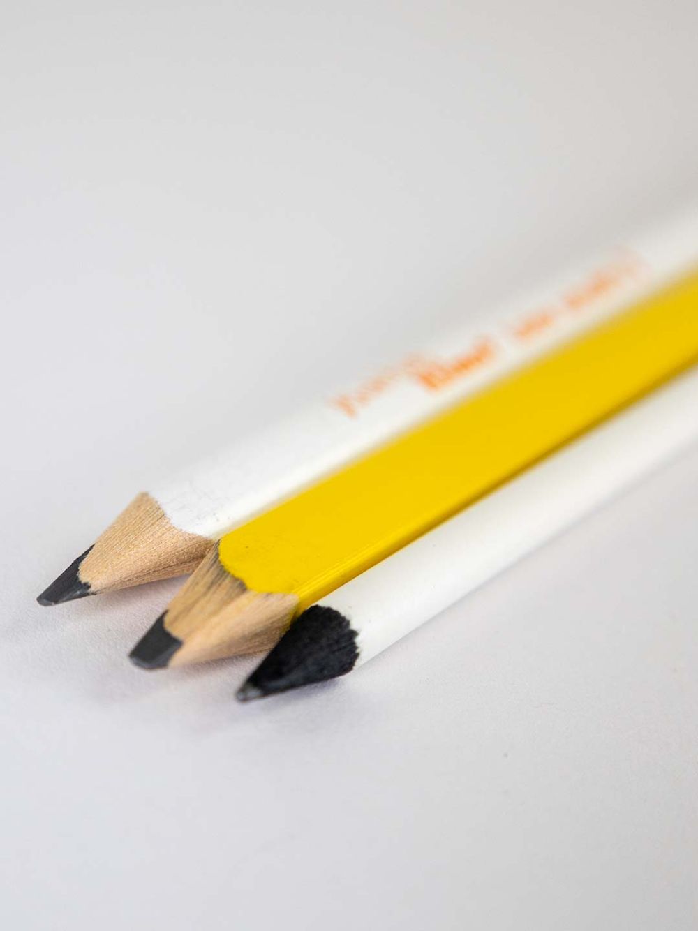 Zimmermannsbleistift und feiner Bleistift