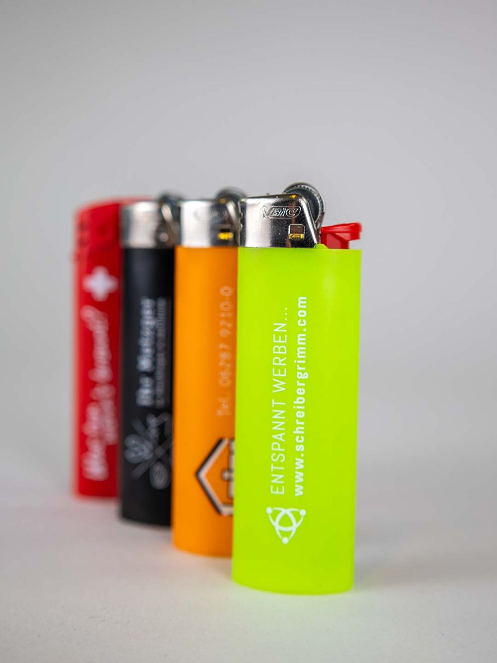 Feuerzeuge aufgereiht