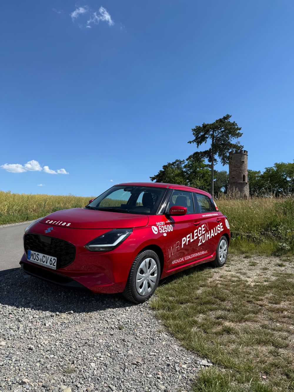 Roter Suzuki Swift mi Beklebung vorm Buchener Wartturm